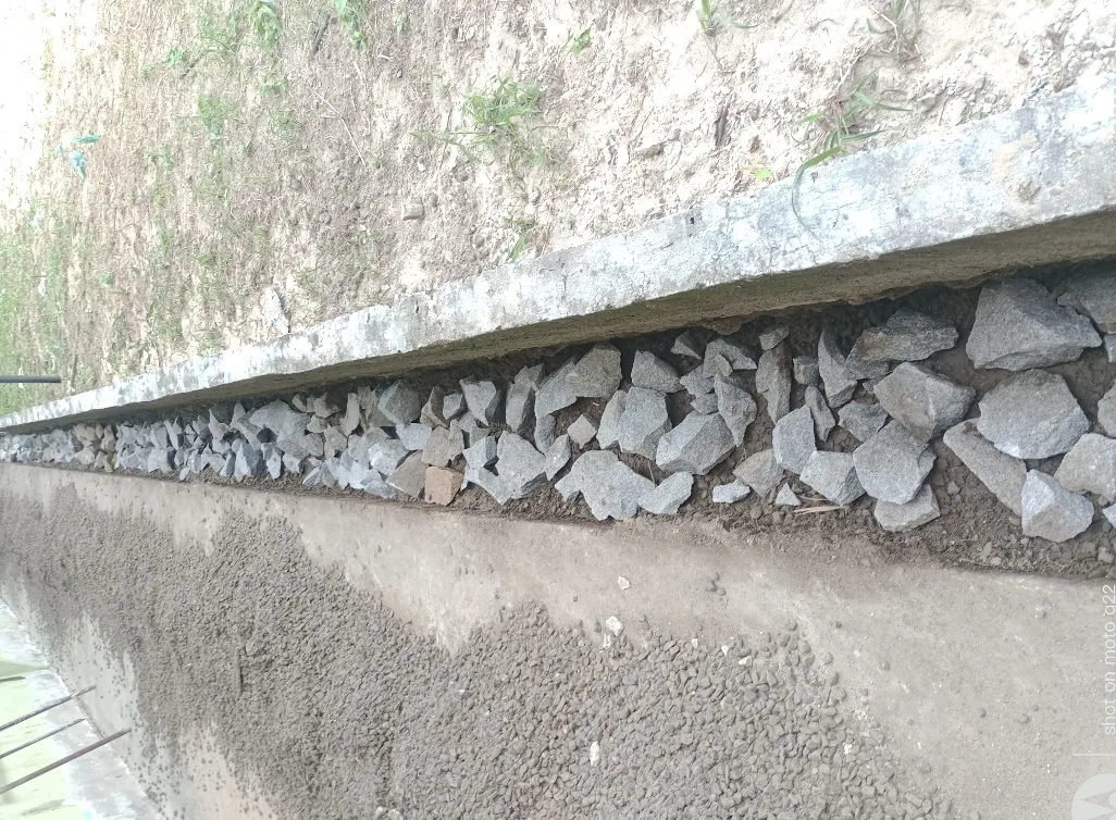 Calha de drenagem com enrocamento de pedra em escola estadual