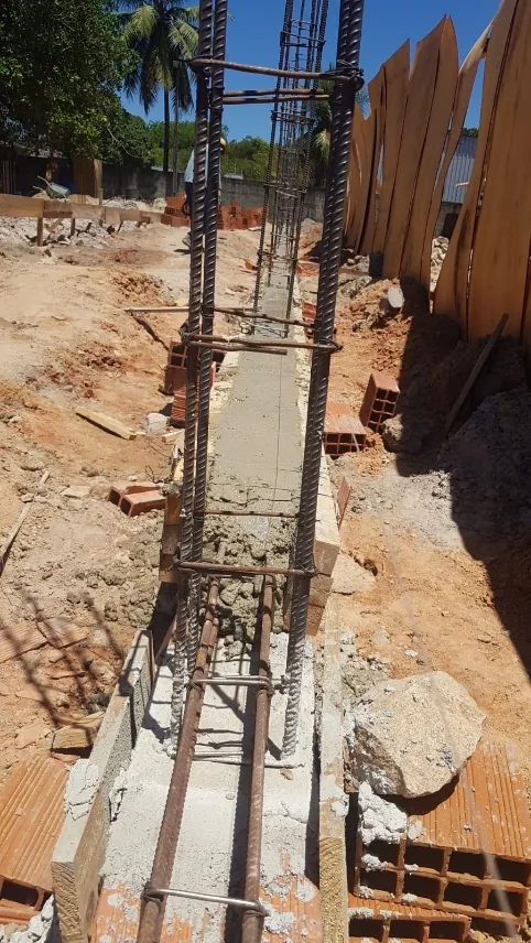 Muro em execução com pilar e cinta de concreto armado