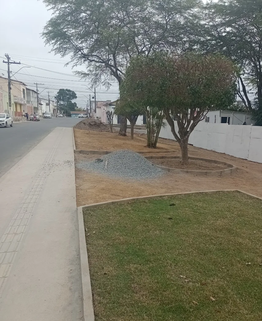 Praça em Planaltino durante execução — preparação do piso e canteiros